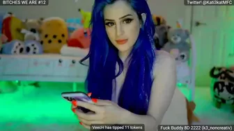 kati3kat демонстрирует всем как она себя трахает